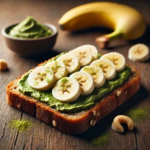 Ai genereret: Et stykke groft brød med et lag af grøn matcha-cashew smør og bananskiver, præsenteret på en rustik træoverflade under naturligt lys.